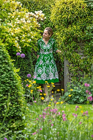 BUTTER_WAKEFIELD_HOUSE_LONDON_BUTTER_IN_GARDEN_LAWN_WILDFLOWER_MEADOW_CLIPPED_TOPIARY_BOX_PYRAMIDS_G