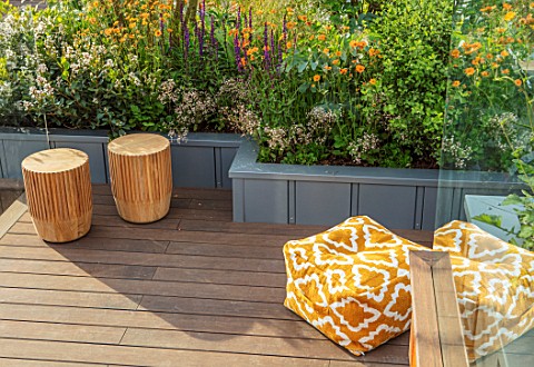 CHELSEA_FLOWER_SHOW_2017_CITY_LIVING_GARDEN_DESIGNED_BY_KATE_GOULD_MODERN_CONTEMPORARY_ORANGE_SEAT_S