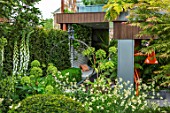 CHELSEA FLOWER SHOW 2017: CITY LIVING GARDEN DESIGNED BY KATE GOULD. MODERN, CONTEMPORARY, FOLIAGE, LIVING, WALL, GREEN, LAMP, ANGLEPOISE, BASEMENT, SCULPTURE, FOXGLOVES, SHADE