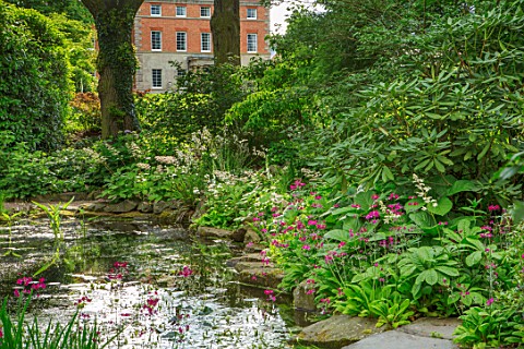 MORTON_HALL_WORCESTERSHIRE_THE_UPPER_POOL_IN_THE_STROLL_GARDEN_WITH_HOUSE_BEHIND_SPRING_POND_WATER_S