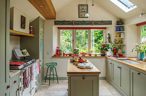 THE_LODGE_OXFORDSHIRE_DESIGNER_SUSAN_ASHTON_THE_KITCHEN_INTERIOR_WITH_WOODEN_UNITS_ISLAND_AND_SKYLIG