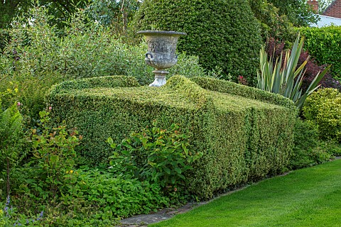 HAZELBY_HOUSE_BERKSHIRE_LAWN_BORDERS_HEDGES_HEDGING_SUMMER_GARDEN_GREEN_URN_STONE_CONTAINER