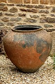 THE CONIFERS, OXFORDSHIRE:TERRACOTTA CONTAINER IN GRAVEL GARDEN. WALL, COTSWOLDS, SUMMER
