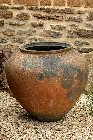 THE_CONIFERS_OXFORDSHIRETERRACOTTA_CONTAINER_IN_GRAVEL_GARDEN_WALL_COTSWOLDS_SUMMER