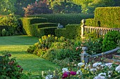 HAZELBY HOUSE, BERKSHIRE: SUMMER, COUNTRY, GARDEN, BORDERS, PERENNIALS, YEW, HEDGES, HEDGING
