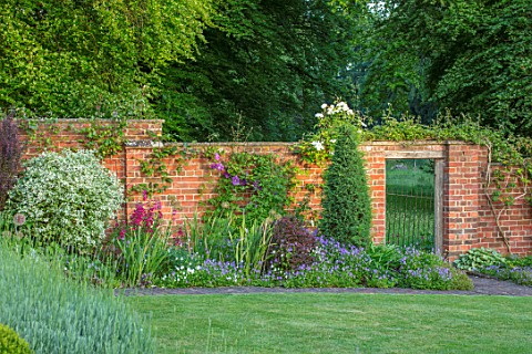 COTTAGE_ROW_DORSET_LAWN_WALL_GATE_CLASSIC_COUNTRY_GARDEN_GREEN