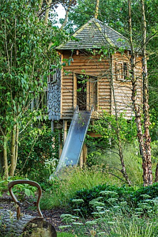 THE_OLD_RECTORY_QUINTON_NORTHAMPTONSHIRE_DESIGNER_ANOUSHKA_FEILER_WOODEN_TREE_HOUSE_IN_WOODLAND_PLAY