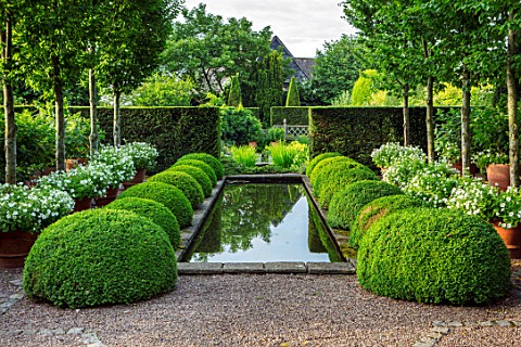WOLLERTON_OLD_HALL_SHROPSHIRE_RILL_CANAL_POOL_RECTANGULAR_WATER_HEDGES_HEDGING_SUMMER_REFLECTIONS_AX