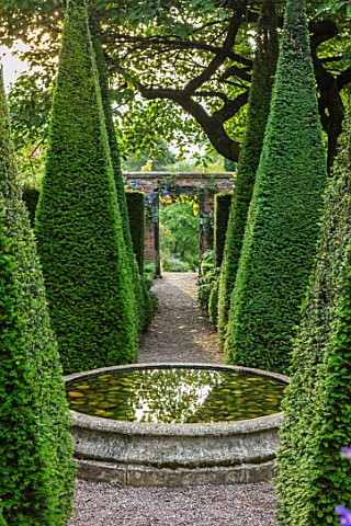 WOLLERTON_OLD_HALL_SHROPSHIRE_WELL_GARDEN_WITH_VIEW_THROUGH_CLIPPED_YEWS_TOWARD_THE_CROFT_GARDEN_TOP