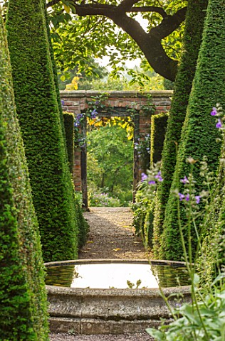WOLLERTON_OLD_HALL_SHROPSHIRE_WELL_GARDEN_WITH_VIEW_THROUGH_CLIPPED_YEWS_TOWARD_THE_CROFT_GARDEN_TOP