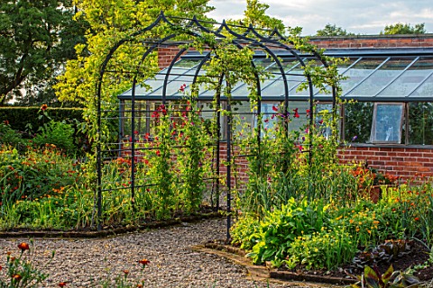 MORTON_HALL_WORCESTERSHIRE_THE_KITCHEN_GARDEN_JULY_ARBOUR_ARCH_ARCHWAY_COVERED_IN_SWEET_PEAS_CLIMBIN