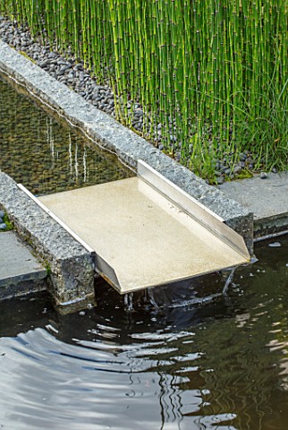 PRIVATE_GARDEN_SURREY_DESIGNER_ANTHONY_PAUL_GRANITE_RILL_POND_POOL_WATER_PEBBLES_FEATURE_REEDS_EQUIS