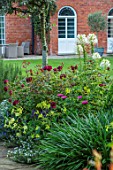 MORTON HALL, WORCESTERSHIRE: SOUTH GARDEN, BORER, NICOTIANA LIME GREEN, CLEOME SPINOSA WHITE QUEEN, ROSA MUNSTEAD WOOD, ZINNIA. SUMMER, FLOWERS, BLOOMING, ENGLISH