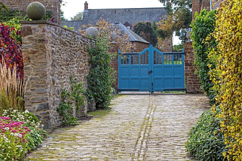 PETTIFERS_OXFORDSHIRE_BLUE_WOODEN_GATES_DRIVE_FALL_AUTUMN_LATE_SUMMER_PATH_ENGLISH_COUNTRY_GARDEN