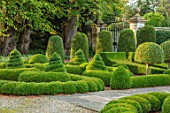 BOURTON HOUSE GARDEN, GLOUCESTERSHIRE: CLIPPED TOPIARY BOX, BUXUS. KNOT, EVERGREEN, FORMAL, ENGLISH, GREEN, AUTUMN, FALL, SEPTEMBER, CLASSIC, ENGLISH, YEW, TAXUS
