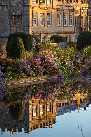 FORDE_ABBEY_SOMERSET_VIEW_OF_THE_LONG_POND_IN_OCTOBER_DAWN_SUNRISE_WATER_FORMAL_POND_POOL_CLIPPED_YE