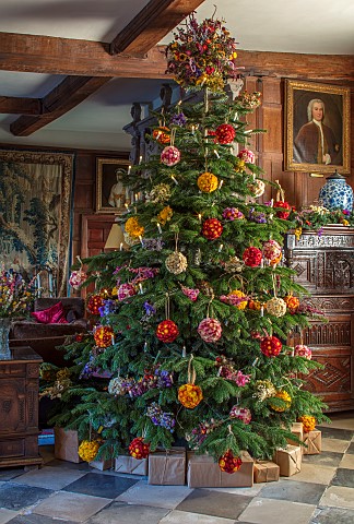 BADDESLEY_CLINTON_WARWICKSHIRE_THE_NATIONAL_TRUST_CHRISTMAS_15TH_AND_16TH_CENTURY_MOATED_MANOR_HOUSE