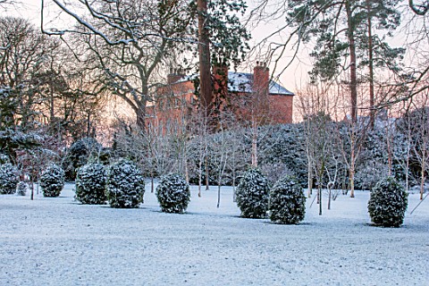 MORTON_HALL_WORCESTERSHIRE_WINTER__FROST_SNOW_LAWN_VIEW_OF_HOUSE_ENGLISH_COUNTRY_GARDEN_COLD_DECEMBE