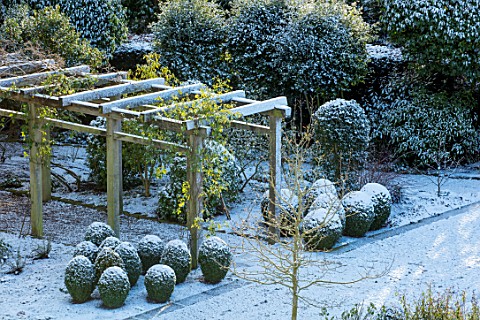 MORTON_HALL_GARDENS_WORCESTERSHIRE_VIEW_DOWN_ONTO_SOUTH_GARDEN_PERGOLA_ARBOUR_NOVEMBER_FROST_COLD_TO
