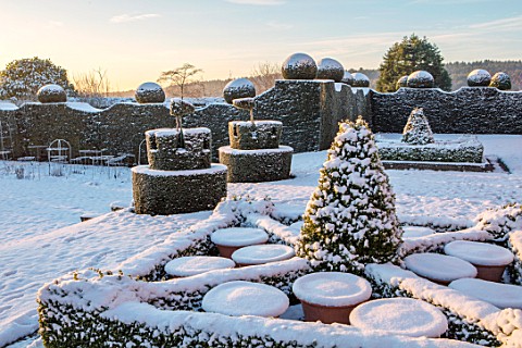 FELLEY_PRIORY_NOTTINGHAMSHIRE_WINTER__SNOW_CLIPPED_TOPIARY_HEDGES_HEDGING_YEW_CASTLES_FLAGS_DECEMBER