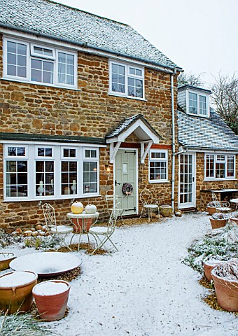 THE_CONIFERS_OXFORDSHIRE_FRONT_GARDEN_IN_SNOW_DESIGNER_CLIVE_NICHOLS_WINTER_DECEMBER_COLD_COURTYARD_