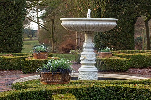 THENFORD_GARDENS__ARBORETUM_NORTHAMPTONSHIRE_KNOT_GARDEN_AND_FOUNTAIN_WITH_CONTAINERS_PLANTED_WITH_G