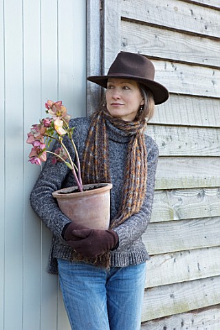 HERTFORDSHIRE_HELLEBORES_LORNA_JONES_HOLDING_A_TERRACOTTA_CONTAINER_OF_HELLEBORES