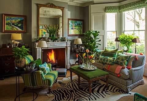 BUTTER_WAKEFIELD_HOUSE_LONDON_SITTING_ROOM_SOFA_FIREPLACE_MIRROR_POPPIES_IN_GLASS_BOTTLES