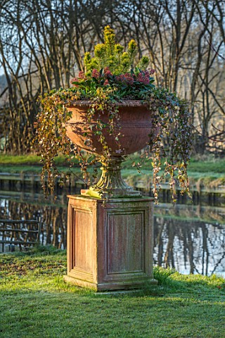 JOHN_MASSEY_GARDEN_ASHWOOD_NURSERIES_WORCESTERSHIRE_CONTAINER_BESIDE_CANAL_ON_LAWN_HEDERA_HELIX_IVY_