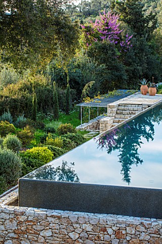 SKOPOS_DESIGN_CORFU_RAISED_BLACK_INFINITY_POOL_WITH_REFLECTIONS_REFLECTED_SWIMMING_PONDS_WATER