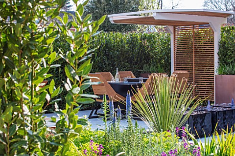 ASCOT_SPRING_GARDEN_SHOW_DESIGNER_TOM_HILL_COURTYARD_DINING_AREA_CANOPY_TABLE_CHAIRS_WATER_FEATURE_E