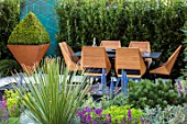 ASCOT SPRING GARDEN SHOW: DESIGNER TOM HILL. COURTYARD, DINING AREA, TABLE, CHAIRS, WATER FEATURE, ENCLOSED, PRIVATE, SCREENS, SCREENING, SCREENED, SMALL, TOWN, URBAN, BOX, HEDGING