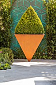ASCOT SPRING GARDEN SHOW: DESIGNER TOM HILL. COURTYARD, SCREEN, BOX PYRAMID IN INVERTED PYRAMID IN RUSTY CORTEN STEEL CONTAINER, PLANTER, SMALL, URBAN, FORMAL, CLIPPED, TOPIARY