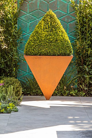 ASCOT_SPRING_GARDEN_SHOW_DESIGNER_TOM_HILL_COURTYARD_SCREEN_BOX_PYRAMID_IN_INVERTED_PYRAMID_IN_RUSTY