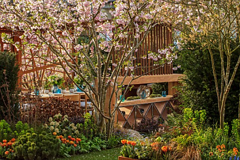 ASCOT_SPRING_GARDEN_SHOW_GARDEN_DESIGNED_BY_KATE_GOULD_WOODEN_WINE_RACK_SCREENS_SCREENING_DINING_FOR