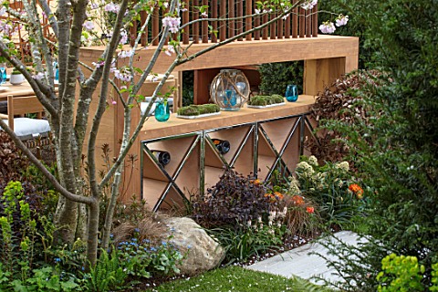 ASCOT_SPRING_GARDEN_SHOW_GARDEN_DESIGNED_BY_KATE_GOULD_WOODEN_WINE_RACK_SCREENS_SCREENING_DINING_FOR