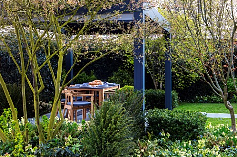 ASCOT_SPRING_GARDEN_SHOW_GARDEN_DESIGNED_BY_CATHERINE_MACDONALD__WOODEN_PERGOLA_TABLE_AND_CHAIRS_DIN