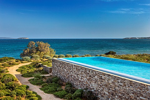ANTIPAROS_GREECE_DESIGNER_THOMAS_DOXIADIS_SWIMMING_POOL_AND_OLIVE_TREE_BESIDE_THE_SEA