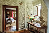 WARDINGTON MANOR, OXFORDSHIRE: SPRING, HALLWAY, DINING ROOM, WHITE PANELLED WALLS, TULIPS IN VASES, FLOWERS, INDOORS