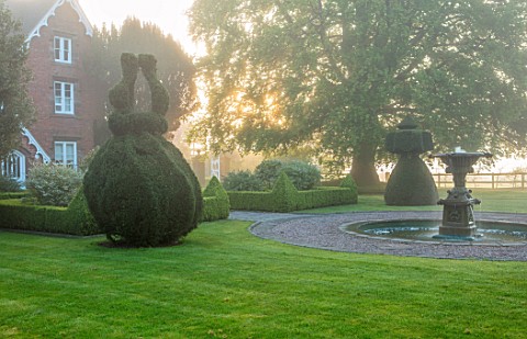 MITTON_MANOR_STAFFORDSHIRE_THE_MANOR_AND_FOUNTAIN_IN_FRONT_FOG_MIST_FOUNTAIN_TOPIARY_CLIPPED_WATER_S