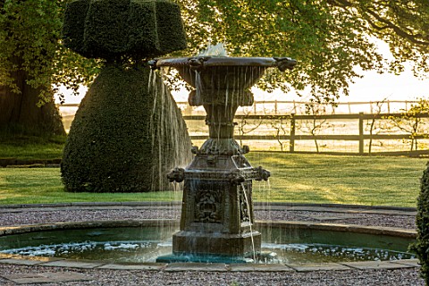 MITTON_MANOR_STAFFORDSHIRE_CIRCULAR_FOUNTAIN_AT_FRONT_OF_MANOR_IN_SPRING_WATER_TOPIARY_DAWN_SUNRISE_