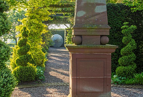 MITTON_MANOR_STAFFORDSHIRE_PATH_TOPIARY_AVENUE_FORMAL_COUNTRY_BOX_TOPIARY_HEDGES_HEDGING_EVERGREEN_S