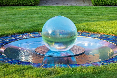 MITTON_MANOR_STAFFORDSHIRE_POND_POOL_LAWN_CIRCULAR_GLASS_WATER_FEATURE_SPRING_LAWN