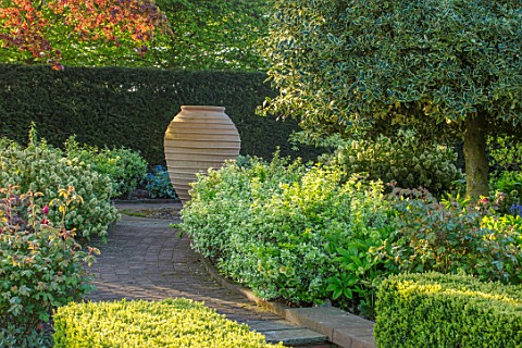 MITTON_MANOR_STAFFORDSHIRE_PATH_TO_TERRACOTTA_CONTAINER_APRIL_ENGLISH_COUNTRY_GARDEN