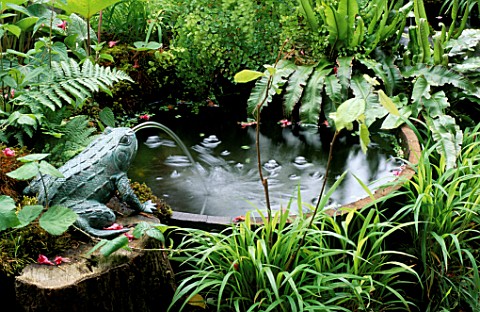 SMALL_POND_WITH_BRONZE_FROG_FOUNTAIN_BY_STIFFKEY_LAMP_SHOP_CHELSEA_1994