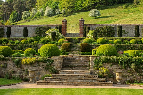 CHILWORTH_MANOR_SURREY_THE_WALLED_GARDEN_STEPS_WALLS_CLIPPED_TOPIARY_BOX_BUXUS_GATE_BORROWED_LANDSCA