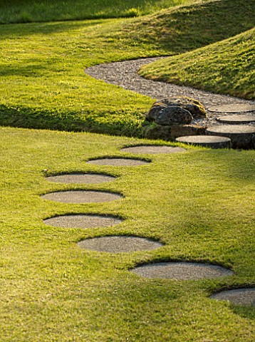 CHILWORTH_MANOR_SURREY_CIRCULAR_STEPPING_STONES_ACROSS_LAWN_IN_SPRING