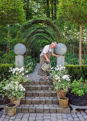 CLAUS_DALBY_GARDEN_DENMARK_CLAUS_DALBY_WATERING_CONTAINERS_IN_THE_SUNKEN_GARDEN_SPRING_STEPS_TERRACO