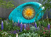 CHELSEA FLOWER SHOW 2018 - DAVID HARBER AND SAVILLS GARDEN DESIGNED BY NIC HOWARD
