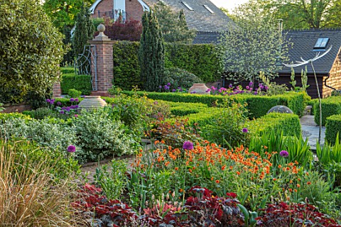 MITTON_MANOR_STAFFORDSHIREFORMAL_GARDEN_PARTERRE_WITH_EMPTY_TERRACOTTA_CONTAINERS_AND_BOX_EDGED_BEDS